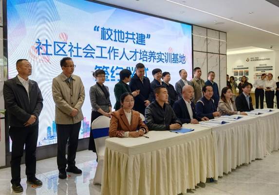 说明: 一群人站在台上低可信度描述已自动生成