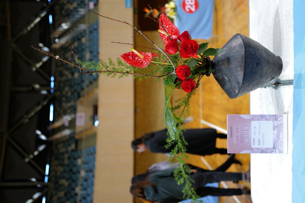 说明: 桌子上的花瓶里插满了鲜花描述已自动生成